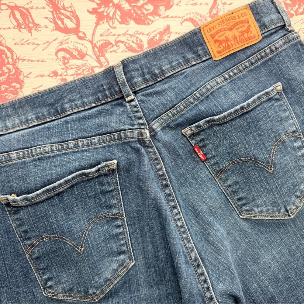 Levi’s Classic Bermuda Shorts W32 Dark Wash Mid Rise 12” Inseam - Picture 3 of 6